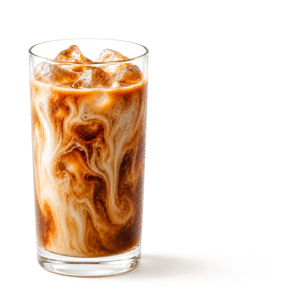 Холодный кофе со слоями молока в рифлёном стакане